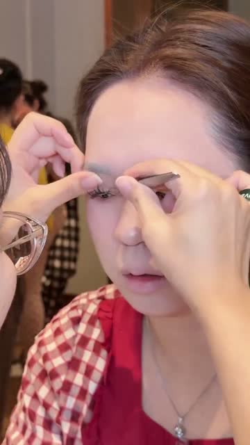 Hậu trường makeup cô dâu sáng ngày cưới
