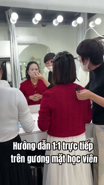 Lớp makeup cá nhân — học viên tự tay làm