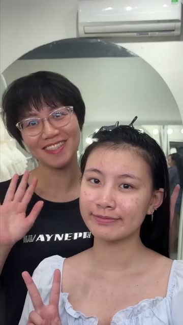 Mẹ trang điểm cho con gái